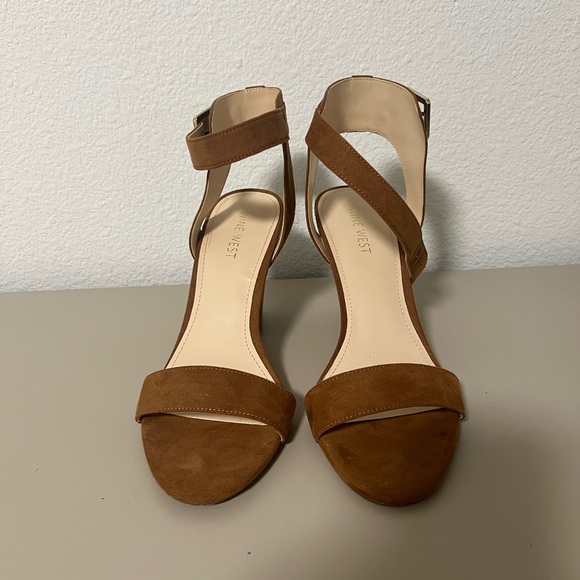 Brown suede sandals with thick heel - Picture 2 of 4